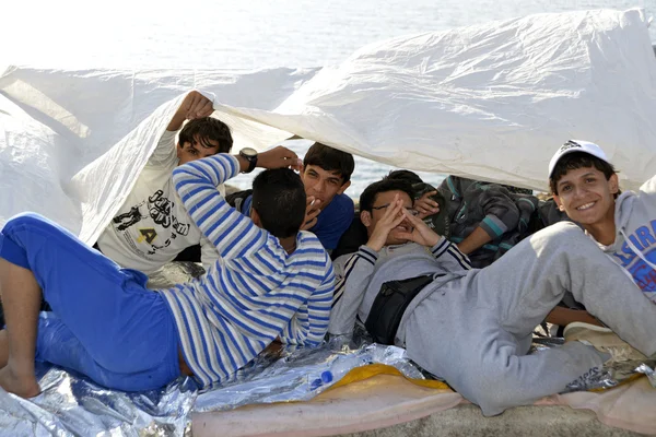 Vluchteling migranten, aangekomen op Lesbos in opblaasbare rubberboot boten — Stockfoto