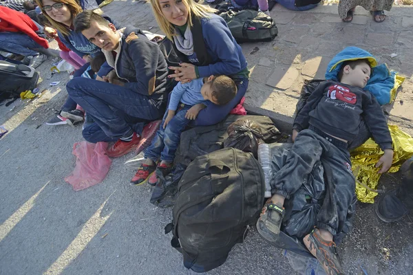 Refugee migrants, arrived on Lesvos in inflatable dinghy boats — Stock Photo, Image