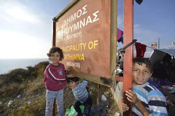 Vluchteling migranten, aangekomen op Lesbos in opblaasbare rubberboot boten — Stockfoto