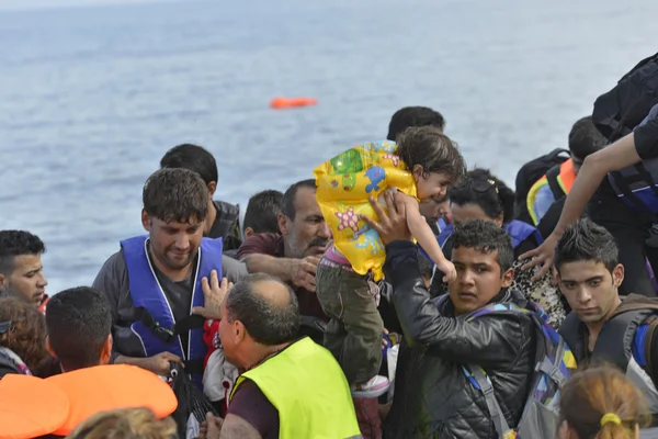 Uchodźcy migrantów, przybył na Lesbos w Łódki nadmuchiwane łodzie — Zdjęcie stockowe