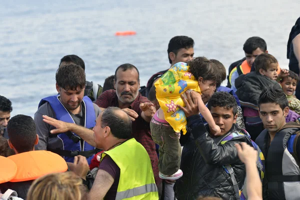 Vluchteling migranten, aangekomen op Lesbos in opblaasbare rubberboot boten — Stockfoto