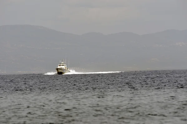 Guardia costera griega en busca de barcos bote hundidos llenos de trefugees — Foto de Stock