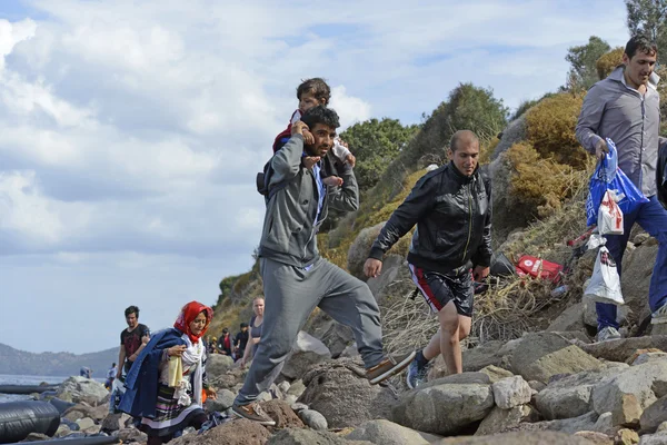 Mülteci göçmenler, Lesvos şişme bot teknelerde geldi — Stok fotoğraf