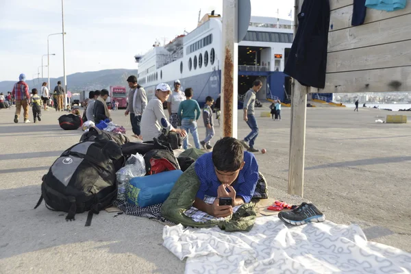 Vluchteling migranten, aangekomen op Lesbos in opblaasbare rubberboot boten — Stockfoto