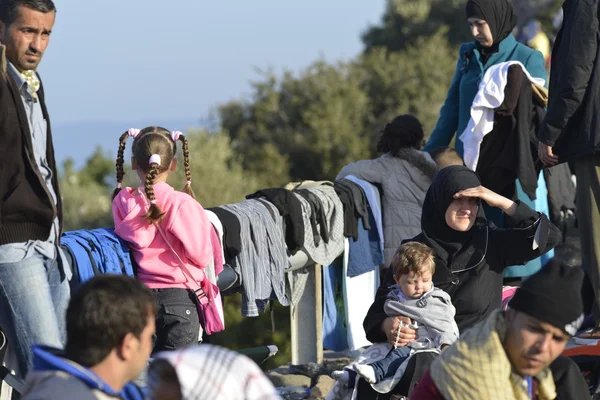 Migrantes refugiados, llegaron a Lesbos en botes inflables — Foto de Stock