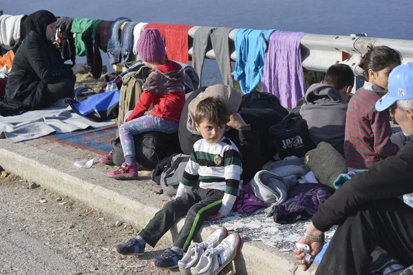 Migrantes refugiados, chegou em Lesvos em barcos de bote infláveis — Fotografia de Stock