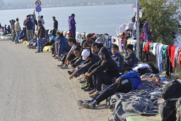Migrantes refugiados, llegaron a Lesbos en botes inflables — Foto de Stock