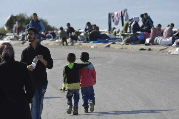 Migrantes refugiados, chegou em Lesvos em barcos de bote infláveis — Fotografia de Stock