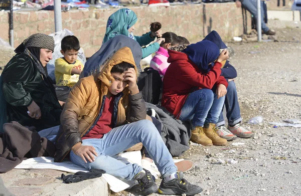 Vluchteling migranten, aangekomen op Lesbos in opblaasbare rubberboot boten — Stockfoto