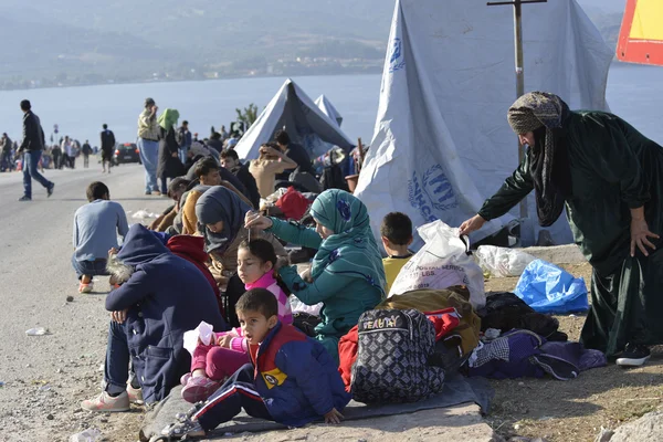 Vluchteling migranten, aangekomen op Lesbos in opblaasbare rubberboot boten — Stockfoto