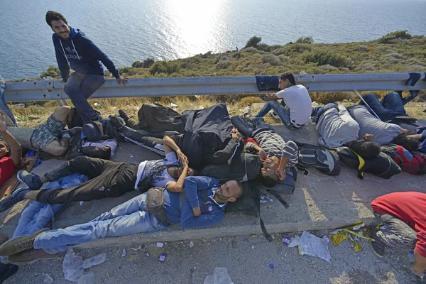 Vluchteling migranten, aangekomen op Lesbos in opblaasbare rubberboot boten — Stockfoto