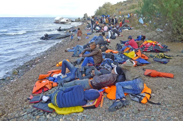 Migrantes refugiados, llegaron a Lesbos en botes inflables —  Fotos de Stock