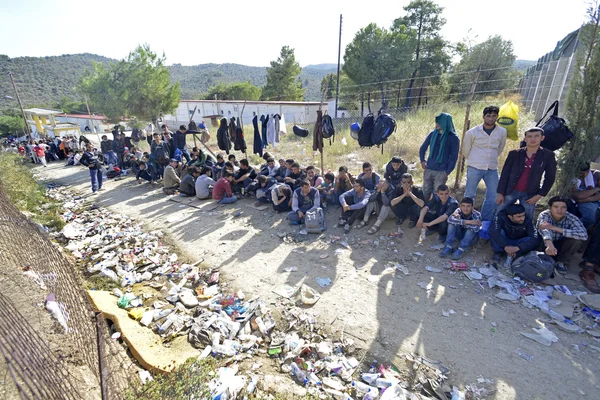 Migrantes refugiados, llegaron a Lesbos en botes inflables —  Fotos de Stock