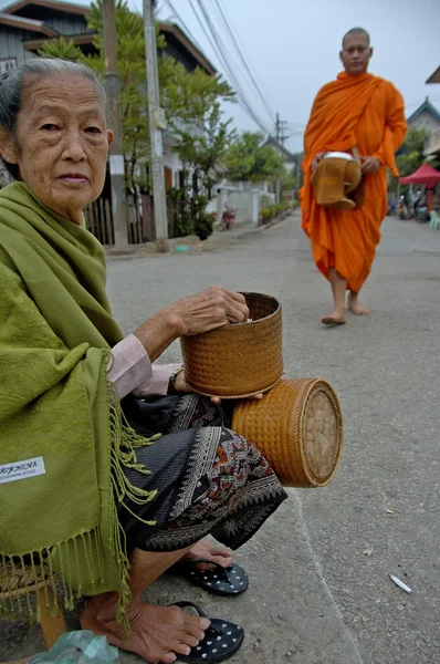 僧侣从村里人收集大米 — 图库照片