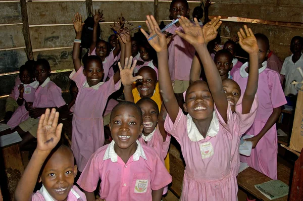 Niños con uniforme escolar rosa en su escuela, Uganda —  Fotos de Stock