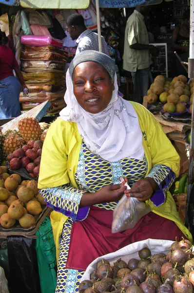 Kimliği belirsiz bir kadın mangistan itibariyle yerel marke meyve satıyor