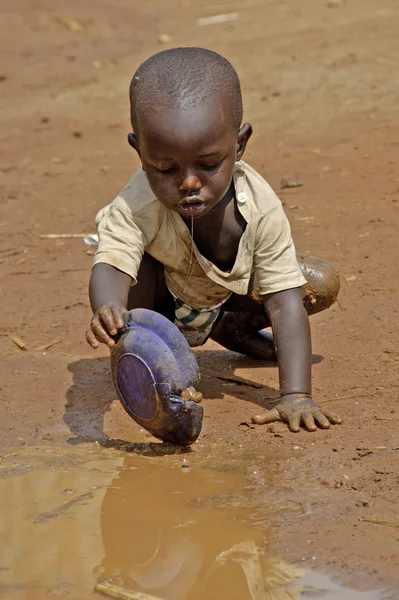 Durstiges und hungriges Kind versucht Wasser zu bekommen — Stockfoto