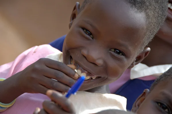 Niños no identificados en la escuela municipal cerca de Kampala . —  Fotos de Stock