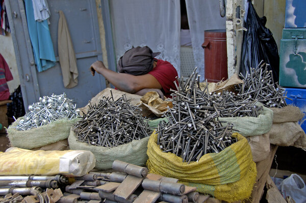 Женщина засыпает, продавая железные ногти
.