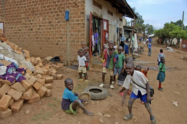 Les enfants jouent dehors dans le quartier . — Photo