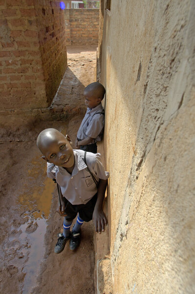 Неопознанные дети в городской школе недалеко от Кампалы
.