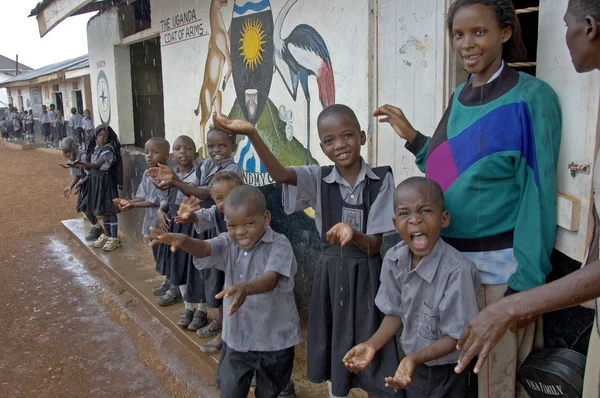 Niños no identificados en la escuela municipal cerca de Kampala . —  Fotos de Stock