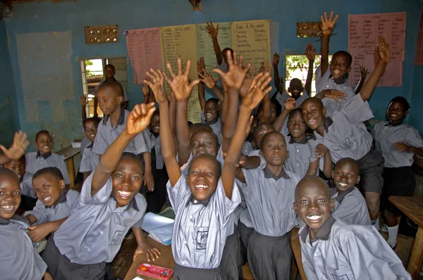 Niños no identificados en la escuela municipal cerca de Kampala . —  Fotos de Stock