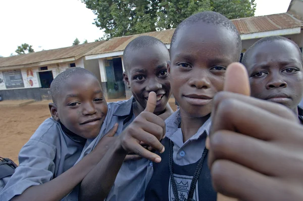 Enfants non identifiés dans une école de canton près de Kampala . — Photo