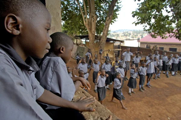 Enfants non identifiés dans une école de canton près de Kampala . — Photo