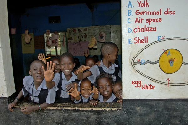 Enfants non identifiés dans une école de canton près de Kampala . — Photo