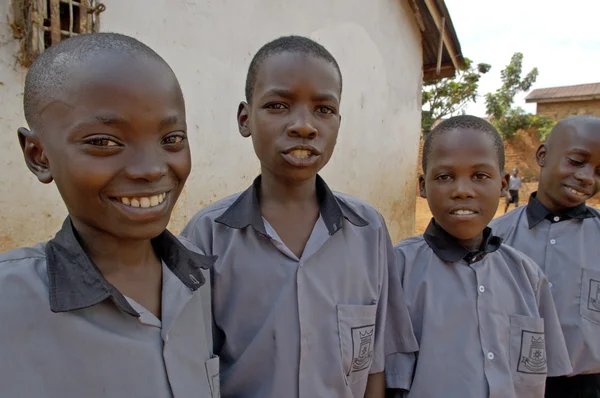 Enfants non identifiés dans une école de canton près de Kampala . — Photo