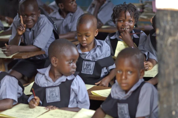 Enfants non identifiés dans une école de canton près de Kampala . — Photo