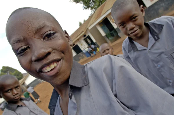 Niños no identificados en la escuela municipal cerca de Kampala . —  Fotos de Stock