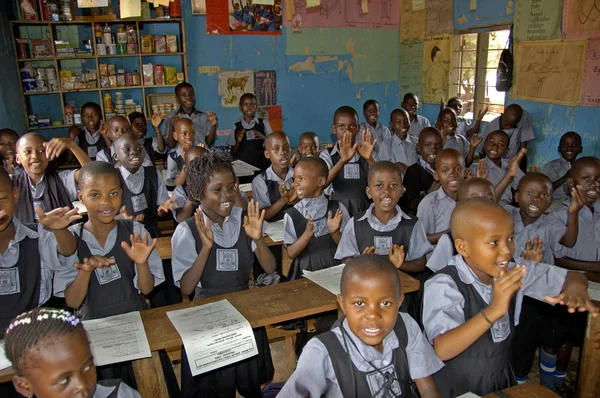 Niños no identificados en la escuela municipal cerca de Kampala . —  Fotos de Stock