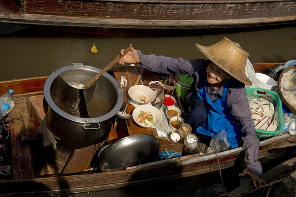 妇女烹饪 en 卖面条汤在浮动市场曼谷 — 图库照片