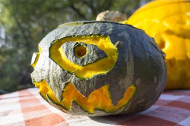 Tatil için Halloween kabak oyma