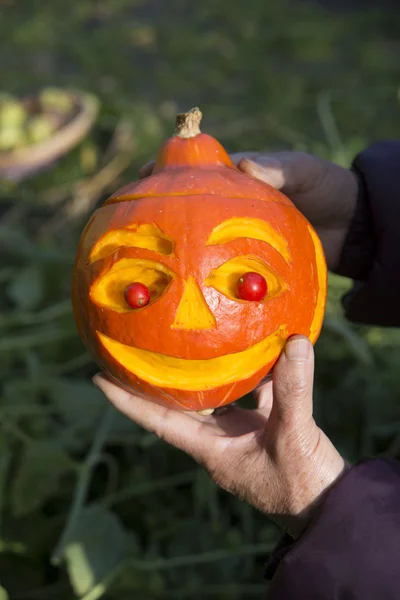 Vyřezávání dýně pro svátek Halloween — Stock fotografie