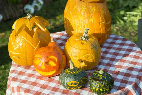 Vyřezávání dýně pro svátek Halloween — Stock fotografie