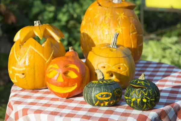 Vyřezávání dýně pro svátek Halloween — Stock fotografie