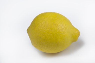 beyaz arkaplanda limon