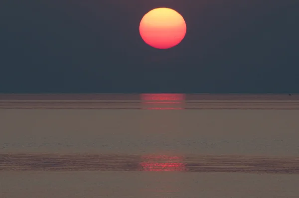 海の上の地平線に沈む夕日 — ストック写真