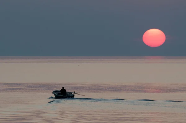 Coucher de soleil sur l'horizon au-dessus de la mer — Photo