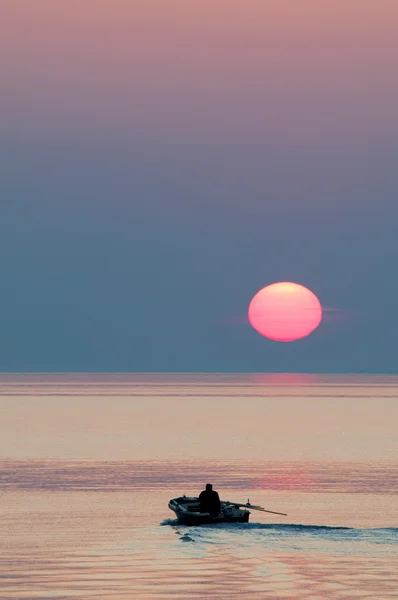 Coucher de soleil sur l'horizon au-dessus de la mer — Photo