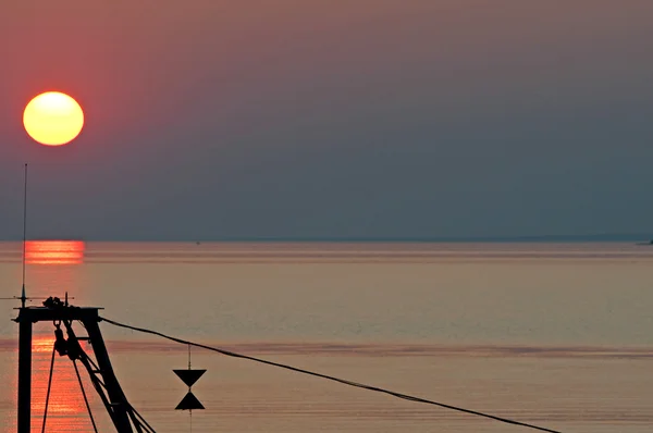 Coucher de soleil sur l'horizon au-dessus de la mer — Photo