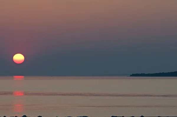 Coucher de soleil sur l'horizon au-dessus de la mer — Photo