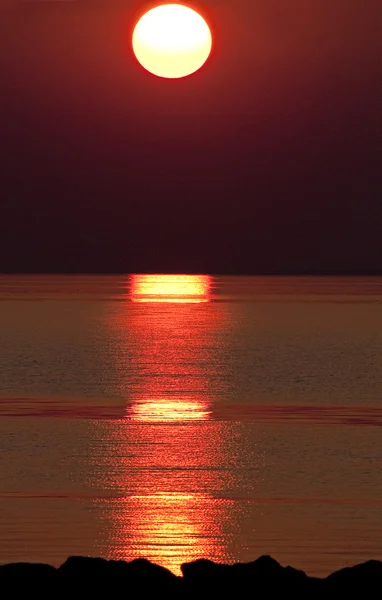 Coucher de soleil sur l'horizon au-dessus de la mer — Photo