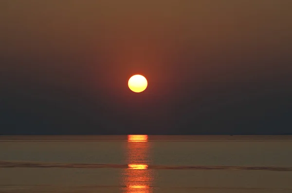 Sonnenuntergang am Horizont über dem Meer — Stockfoto