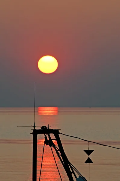 Sonnenuntergang am Horizont über dem Meer — Stockfoto