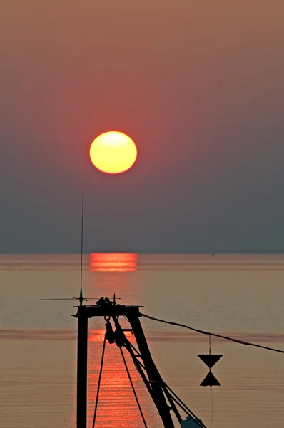 Coucher de soleil sur l'horizon au-dessus de la mer — Photo