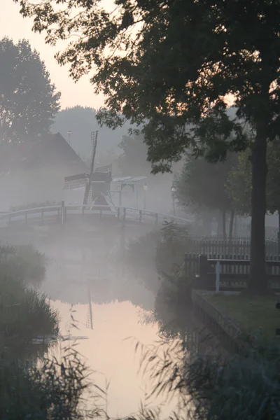 Zaanse Schans'a Hollanda yel değirmenleri — Stok fotoğraf